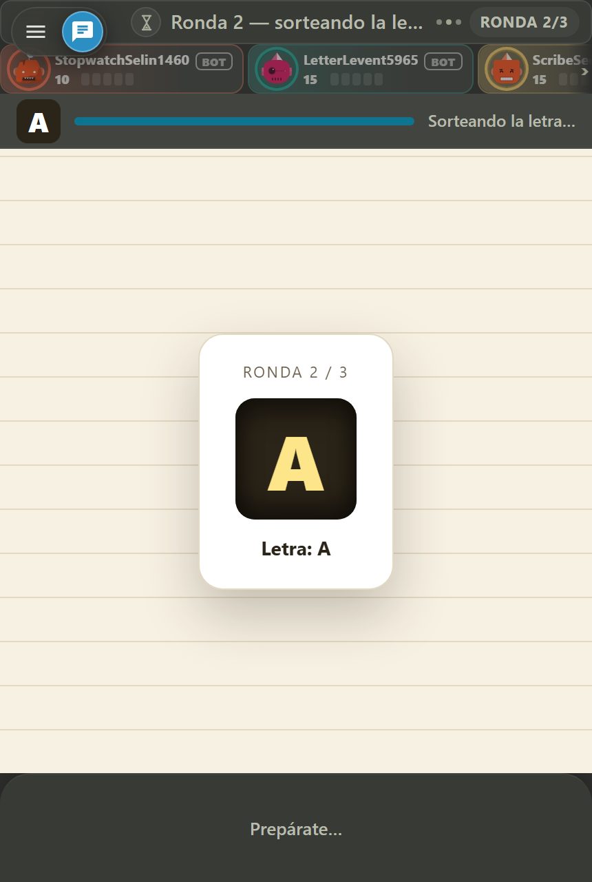 Pantalla de la ruleta de letras: en el centro, una tarjeta blanca con el número de ronda y, dentro, la letra sorteada; arriba, las tarjetas de los jugadores y la barra de tiempo