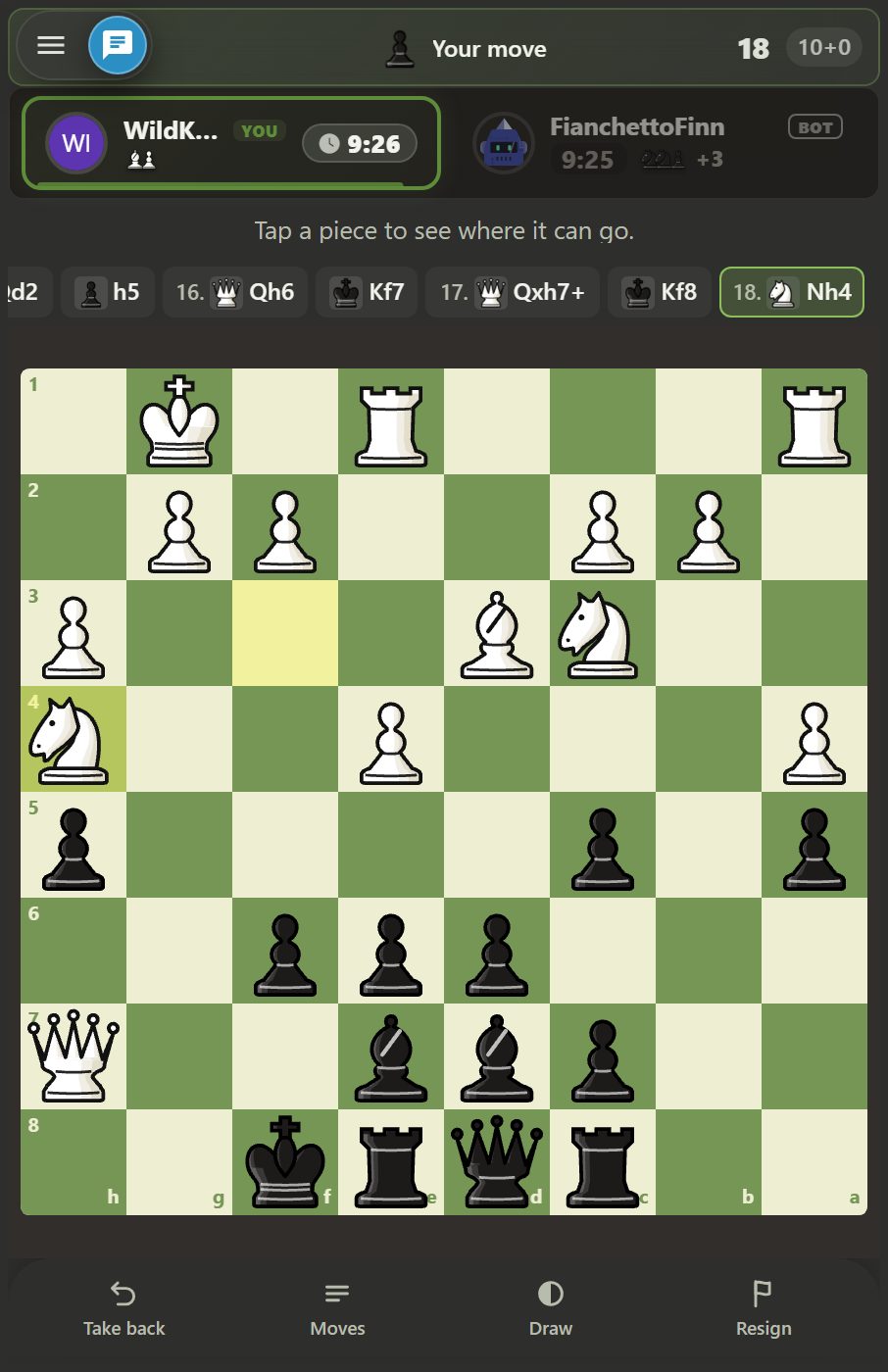Aynı maçtan 18. hamle: hamle listesi şeridinde 16. Qh6, Kf7, 17. Qxh7+, Kf8 ve seçili olan 18. Nh4 görünüyor; saatler 9:26 ve 9:25, botun koltuk kartında +3 materyal göstergesi var.