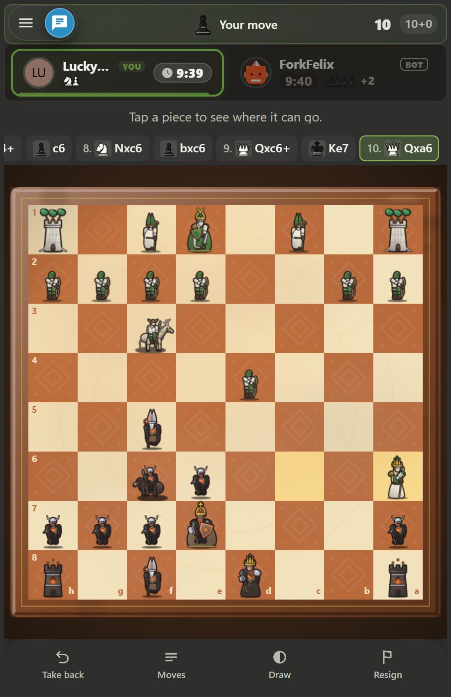 Capture d'écran d'un match sur le plateau Emberhold en jeu contre bot : à gauche l'armée des elfes sylvains avec des tours aux sommets d'arbres et des pions en tuniques vertes à capuche, à droite l'armée des nains des salles profondes avec des casques à cornes et des tours sur une base rougeoyante ; les cases sont en tons chauds de terracotta-sable, les cases claires ont une gravure en motif de rune.