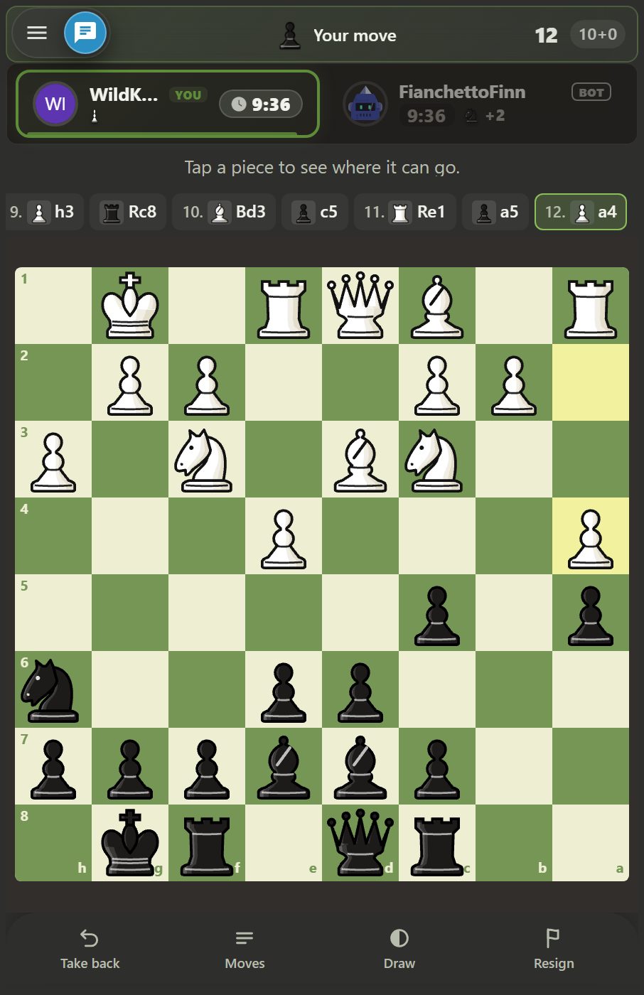 Satranç orta oyun ekranı: dikey Klasik tahta, iki koltuk kartı ve saatleri (WildK... 9:36, FianchettoFinn BOT 9:36), üstte yatay hamle listesi şeridi, altta Geri al, Hamleler, Beraberlik, Terk et düğmelerinden oluşan dok.
