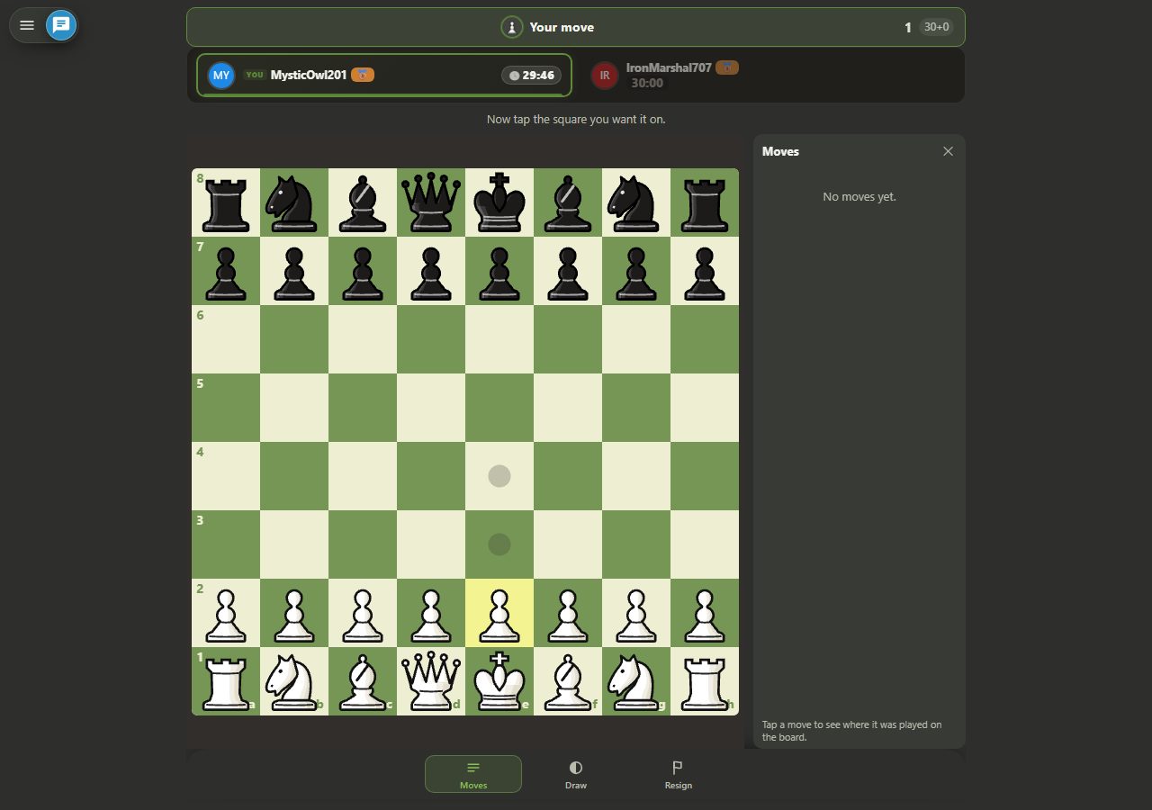 Position initiale aux échecs : le pion e2 est surligné en jaune, avec deux points indiquant les cases e3 et e4 où il peut jouer ; en haut le message « Touchez la case où vous voulez jouer », et dans les cases des coins du plateau, les coordonnées a-h et 1-8 sont visibles