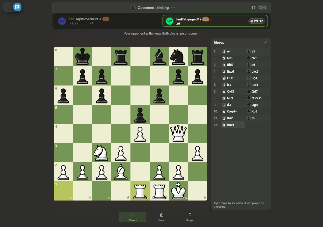 Douze coups dans une partie d'échecs : dans le panneau Coups à droite, on voit les notations Bxc6, dxc6, Bxf3, Qxf3, O-O, O-O-O et Qxg4+, avec en bas le coup Rae1 qui lève l'ambiguïté