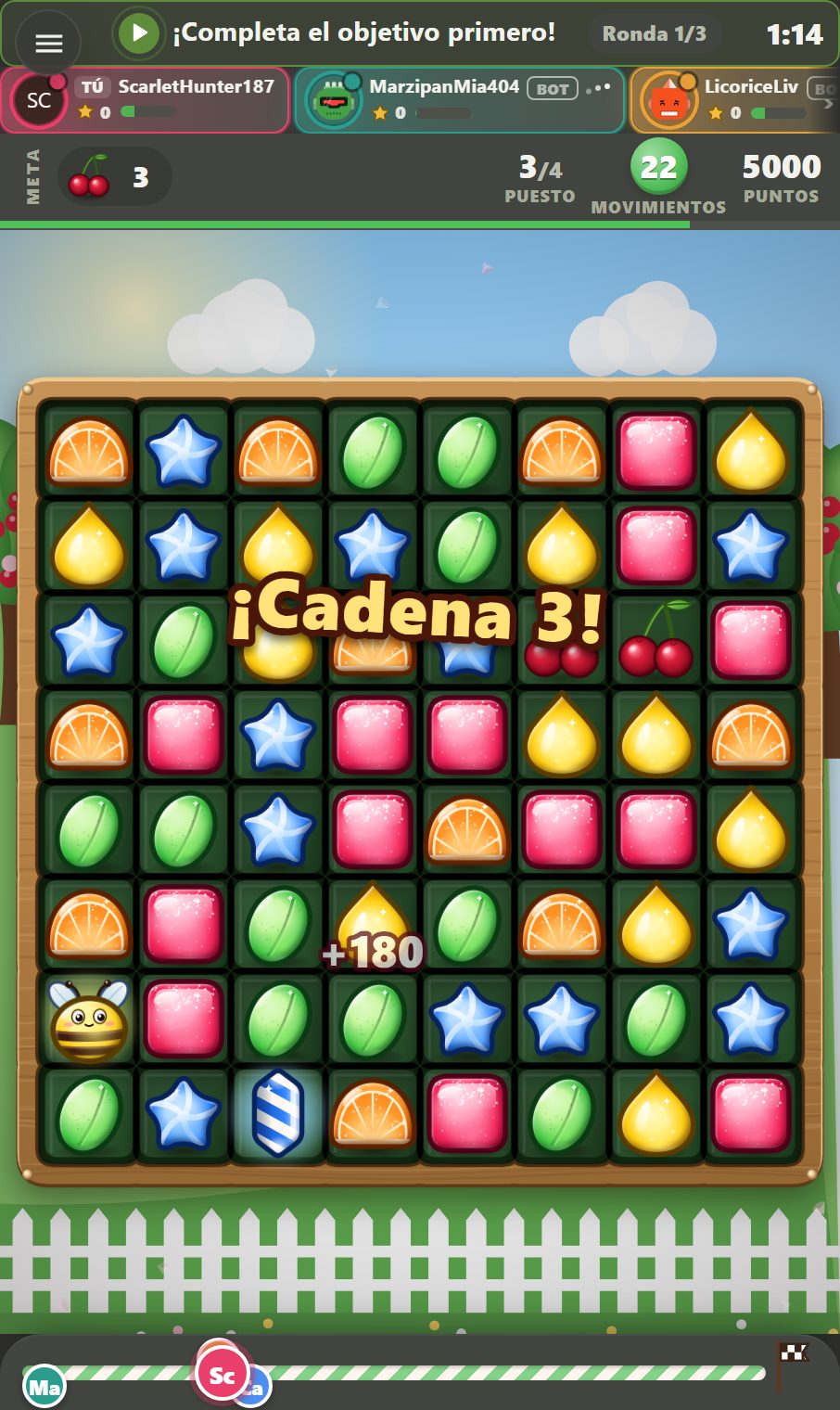 Un tablero de Duelo de Caramelos en mitad de una ronda, con el objetivo, los movimientos restantes, el puesto y la puntuación sobre la bandeja y los asientos de los rivales a lo largo de la parte superior