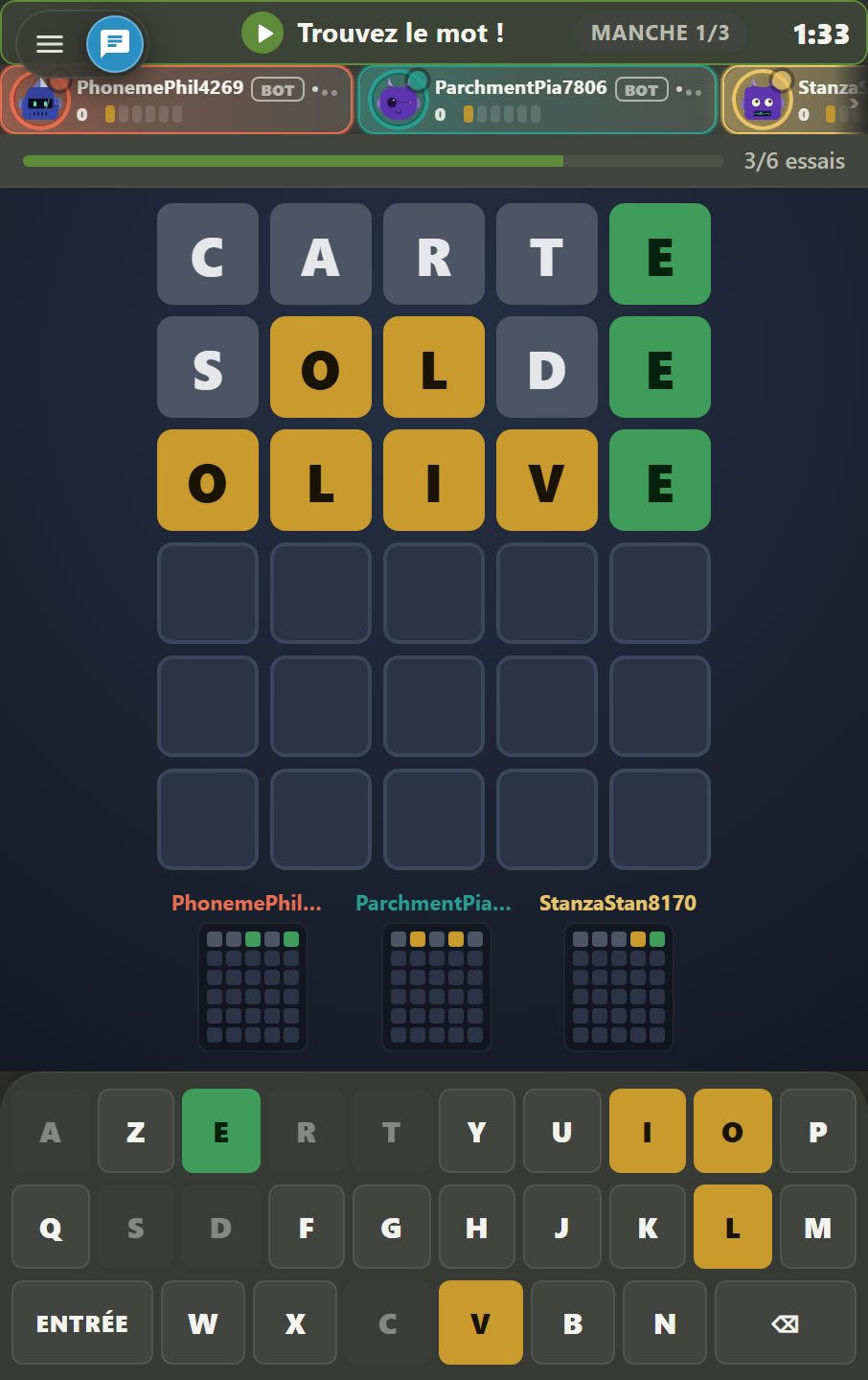 Une manche de Duel de Mots en français : CARTE, SOLDE et OLIVE colorés en vert, ambre et gris, avec les grilles de couleur des trois adversaires et le clavier AZERTY coloré